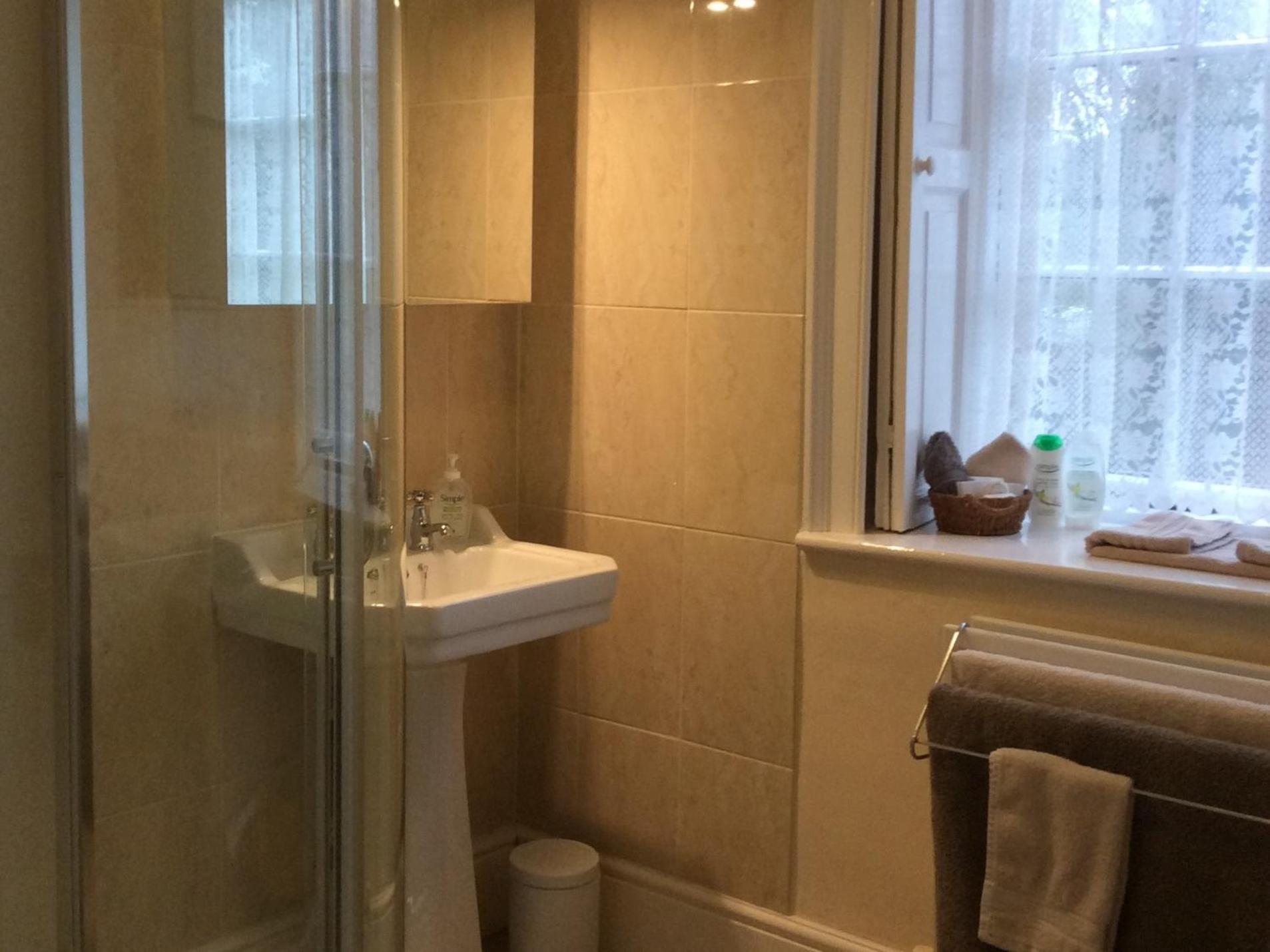 Marshwood Farm B&B And Shepherds Hut Dinton  Rom bilde